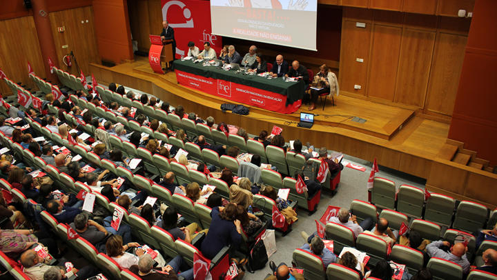 Professores não adiam exigências!