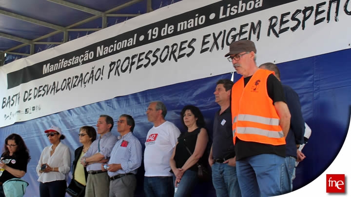 Resolução aprovada por unanimidade e aclamação pelos Professores e Educadores presentes na Manifestação