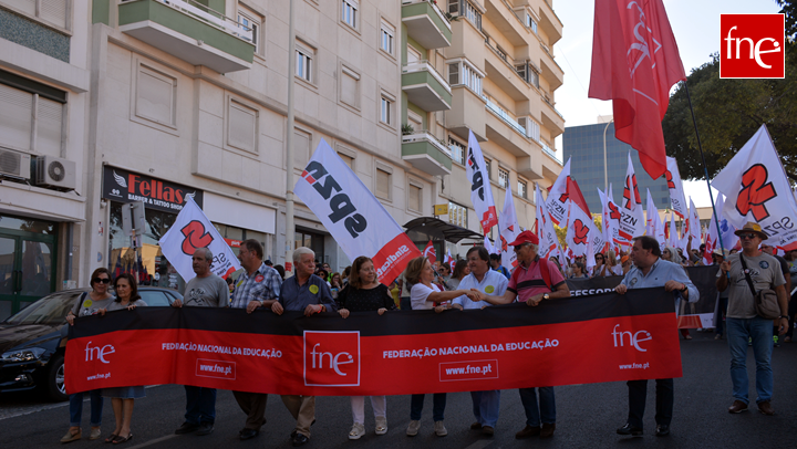 Professores e educadores na rua para dizerem que não desistem!