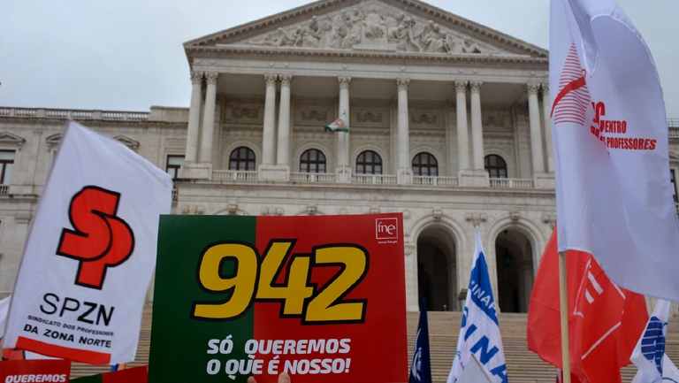 Governo volta a tentar impor a recuperação de apenas 2 anos, 9 meses e 18 dias do tempo congelado: afronta ao parlamento