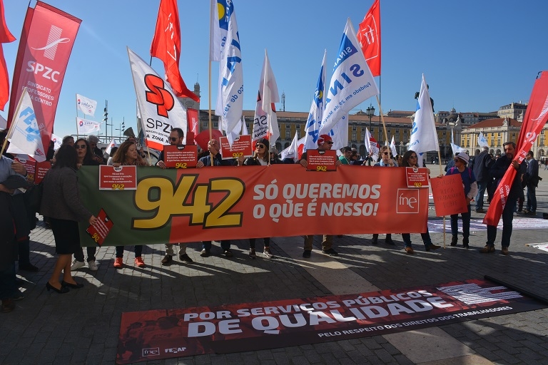 Trabalhadores da Administração Pública em concentração junto ao Ministério das Finanças