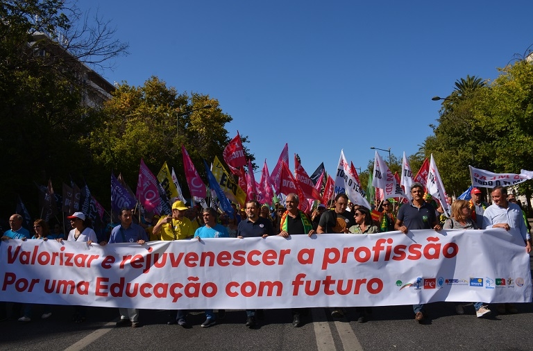 Professores celebram o seu Dia Mundial com desfile em Lisboa