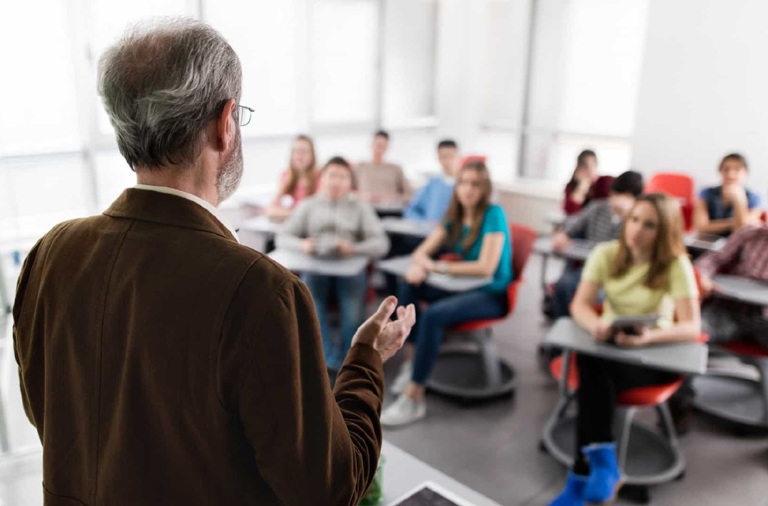 Embora com colocações mais cedo, precariedade docente continua