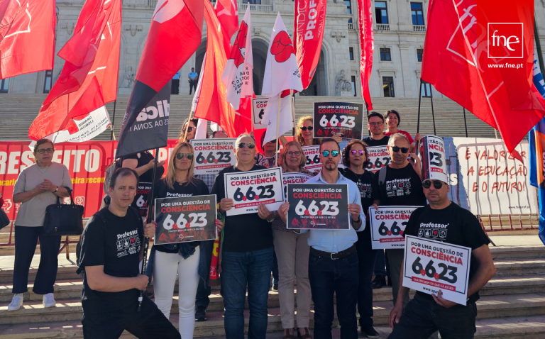 Organizações sindicais protestaram em frente à Assembleia da República