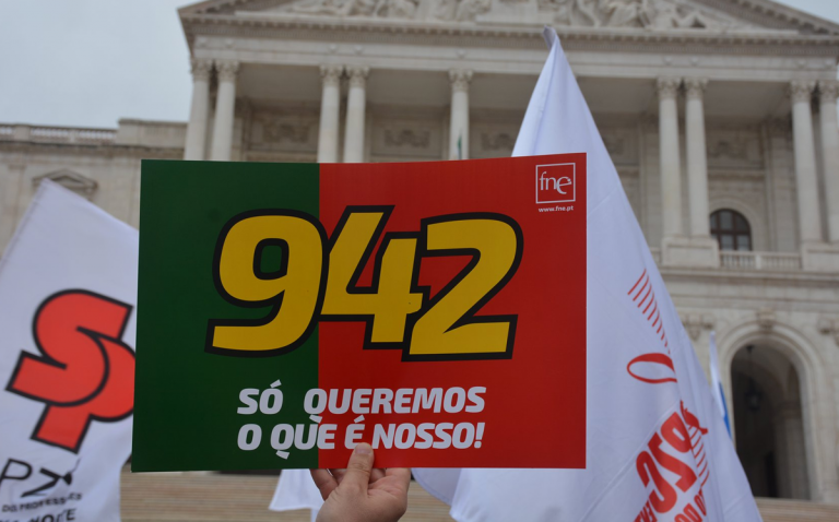 Educadores e Professores de todo o País em concentração em frente à Assembleia da República