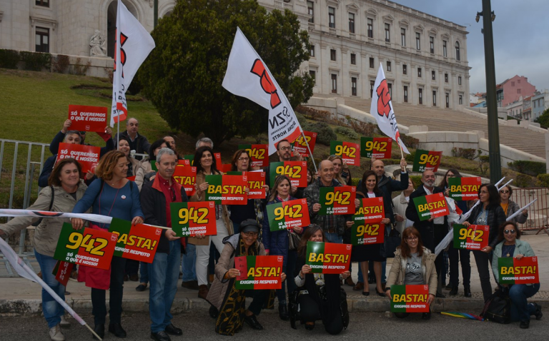 Educadores e Professores de todo o País em concentração em frente à Assembleia da República