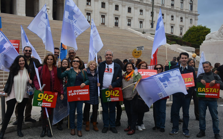 Educadores e Professores de todo o País em concentração em frente à Assembleia da República