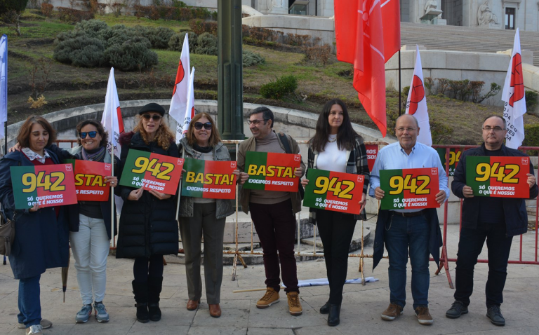 Educadores e Professores de todo o País em concentração em frente à Assembleia da República