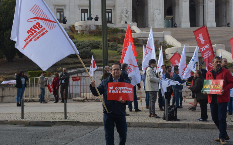 Educadores e Professores de todo o País em concentração em frente à Assembleia da República