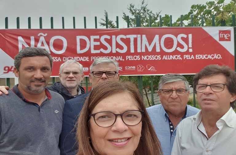 Campanha de afirmação da exigência do reconhecimento do trabalho dos docentes portugueses lançada esta manhã em escolas de todo o país