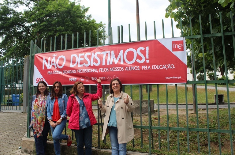 Campanha de afirmação da exigência do reconhecimento do trabalho dos docentes portugueses lançada esta manhã em escolas de todo o país